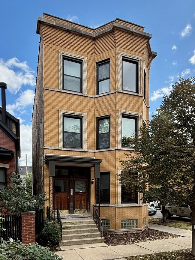Building Photo - 1901 N Hoyne Ave