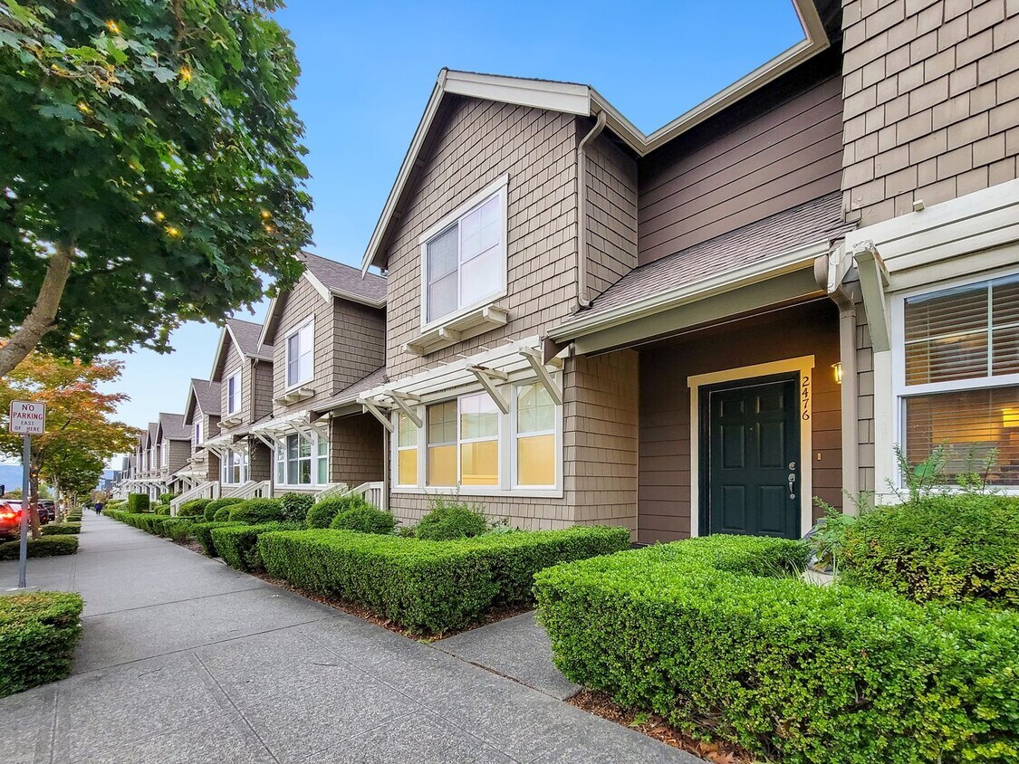 Primary Photo - Beautifully Updated 2-Story Home in Issaqu...