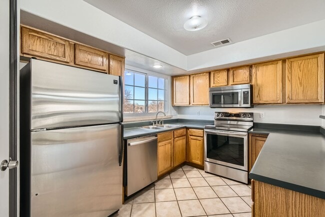 Foto del edificio - Modern 2-Bed Townhouse with Private En-Suites, Parking for 3 Cars  & Community Amenities