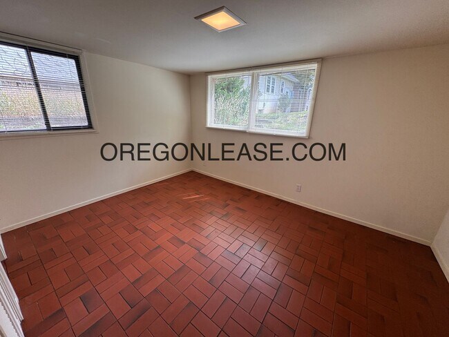 Building Photo - Large One bedroom downtown Eugene Apartment