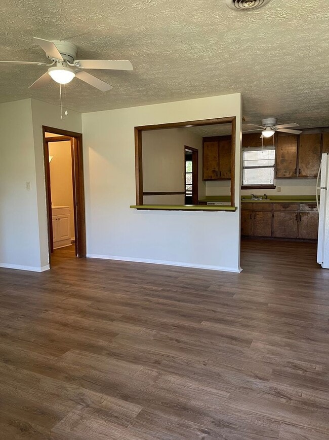 Foto del edificio - 2 bedroom 1 bath duplex is located off Whitehead Rd!