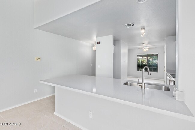 Foto del edificio - 17715 W Redfield Rd