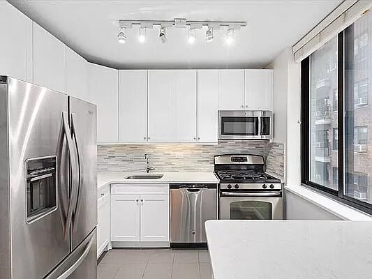 Building Photo - 403 E 62nd St
