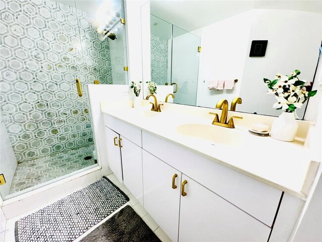 Foto del edificio - 17150 N Bay Rd