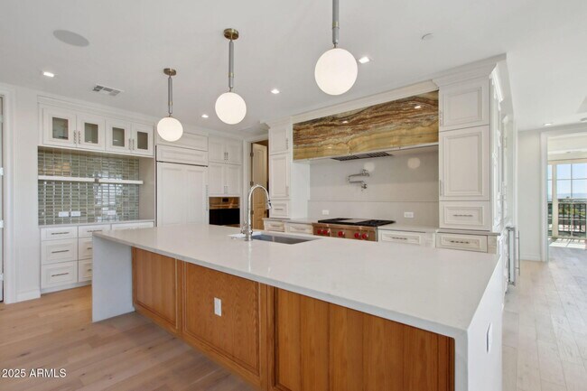 Building Photo - 4240 E Camelback Rd