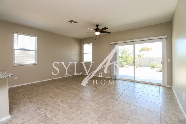 Building Photo - Feel welcome and comfortable in this charm...
