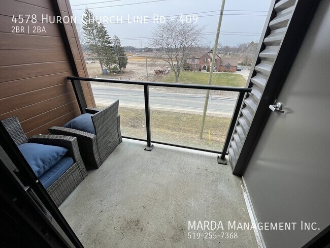 Photo du bâtiment - LUXURY 2 BED/ 2 BATH CONDO W/ BALCONY ON HURON CHURCH + HYDRO & GAS!