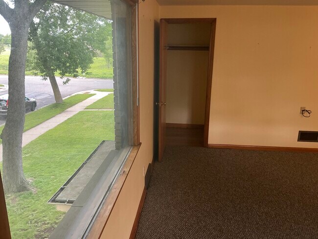 Sala de estar, cuadro, ventana y armario - 4210 S 22nd St