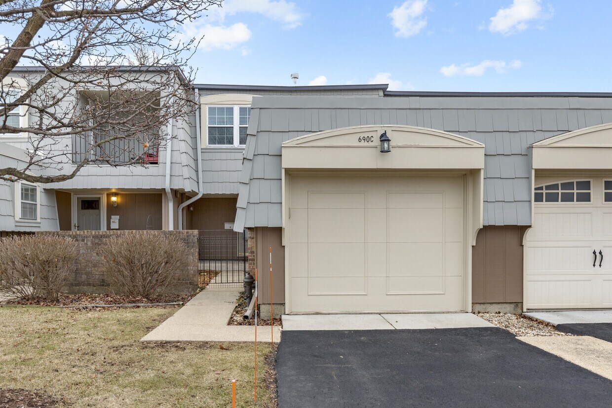 690 Versailles Ct, Elk Grove Village, IL 60007 Townhome Rentals in
