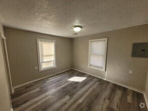 Building Photo - 509 N Doris St
