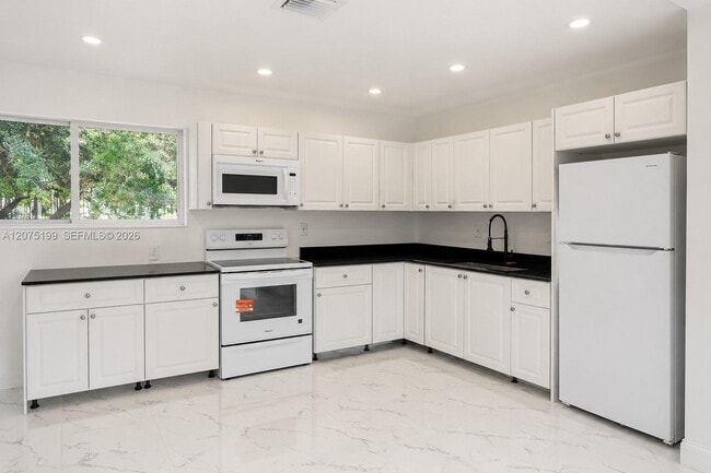 Foto del edificio - 901 NW 116th St