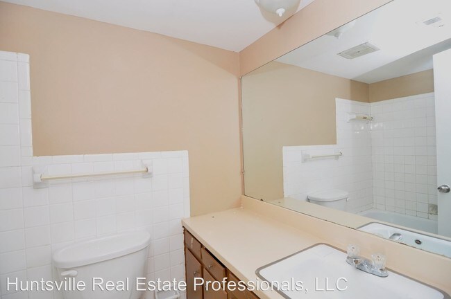 Building Photo - 4409 Dyshell Dr SW