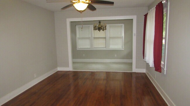 Foto del edificio - NEWLY REMODELED 3 BEDROOM 2 BATH