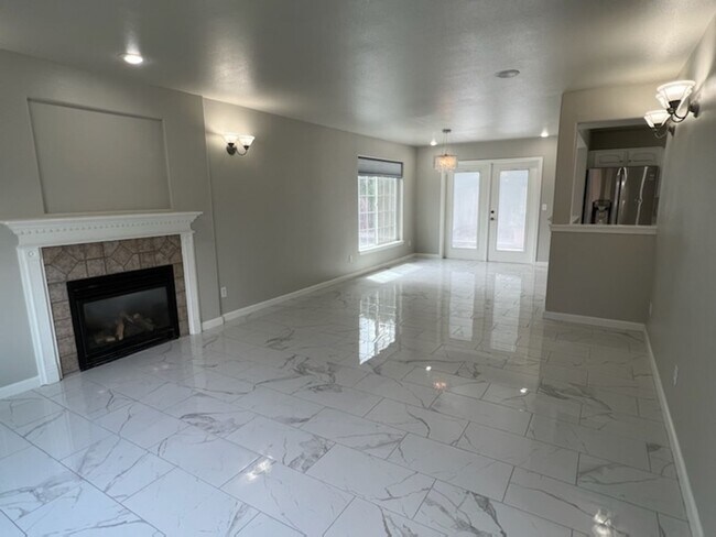 Building Photo - Newly remodeled! 3 bedroom, 2.5 baths! Liv...