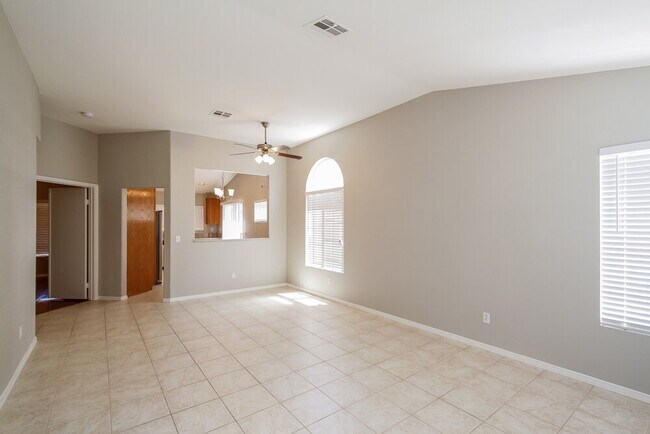 Foto del edificio - 5560 Merriweather Dr