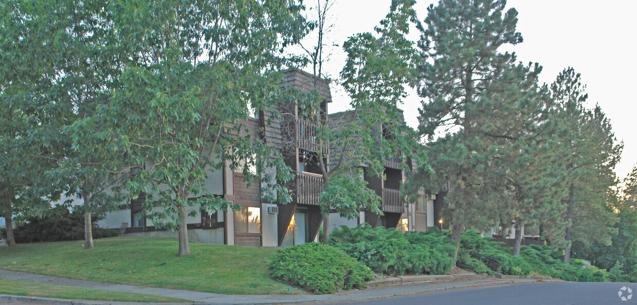 Primary Photo - 702 S Oak St
