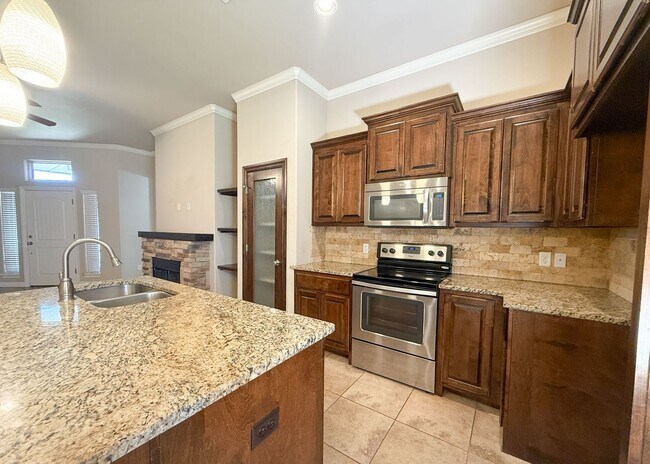 Building Photo - Edmond Schools | 3 Bed, 2 Bath | Open Layout & Covered Patio
