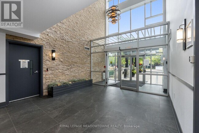 Photo du bâtiment - 570 Lolita Gardens