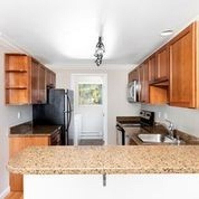 Building Photo - Upgraded Top Level 2 Bedroom Condo