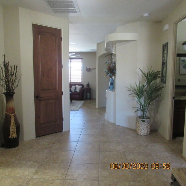 Foto del edificio - Beautiful Home with 57ft Boat Deep Garage! Can be rented Furnished or Unfurnished