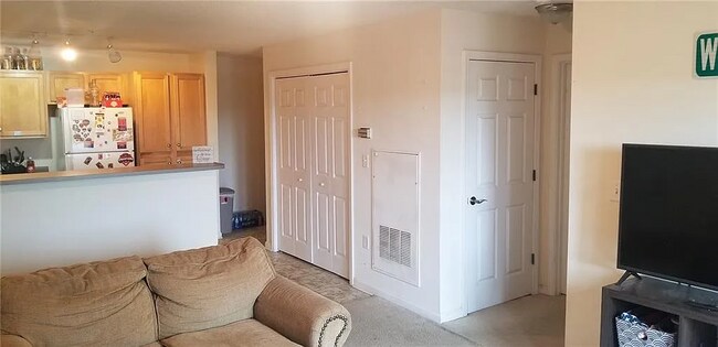 Foto del edificio - 3 bed 3 bath student and family housing ap...