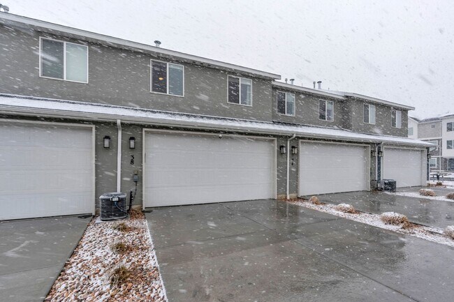 Building Photo - Lar-38 N Heading Row Saratoga Springs, UT 84043