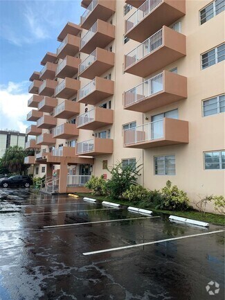 Building Photo - 2200 E Hallandale Beach Blvd