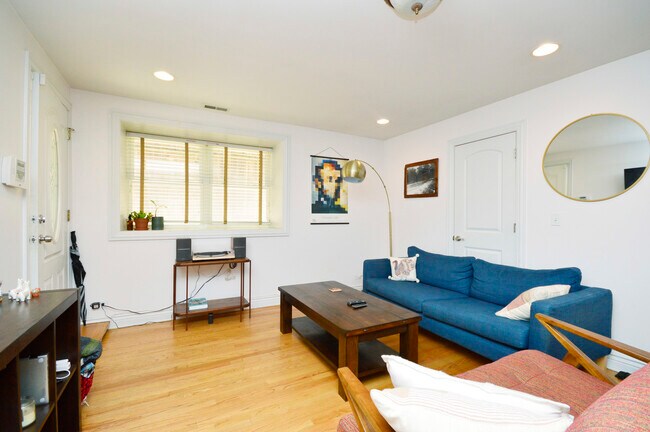Foto del edificio - 2554 W Augusta Blvd