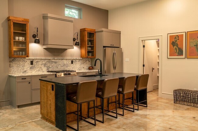 Foto del edificio - 612 W 8th Ave