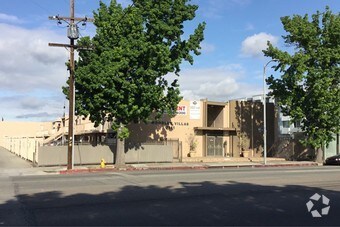 Foto principal - 7111 Woodley Ave