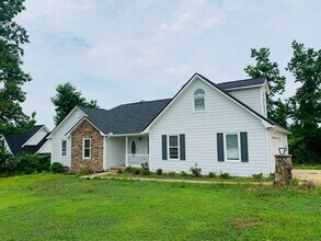 Building Photo - 61 Garden Hills Dr