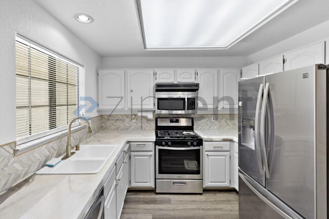 Building Photo - Unit 1022
