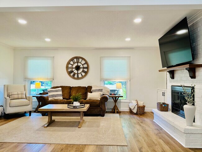 Living Room - 8 Applewood Ct W