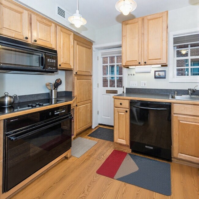 Foto del edificio - 3207 Cherry Hill Ln