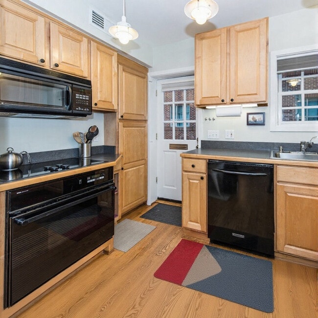 Building Photo - 3207 Cherry Hill Ln