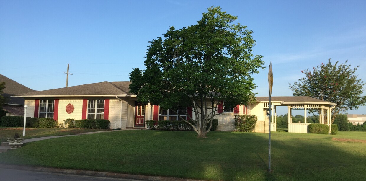 Primary Photo - 11 Heatherwood Dr