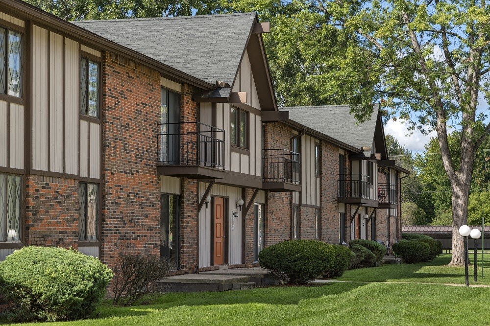 Foto principal - 24237 Country Squire St