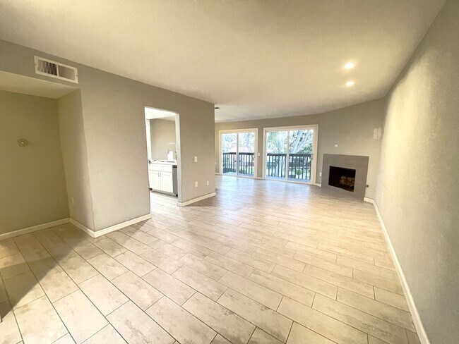 Building Photo - Completely Updated Townhome in Fashion Hills!