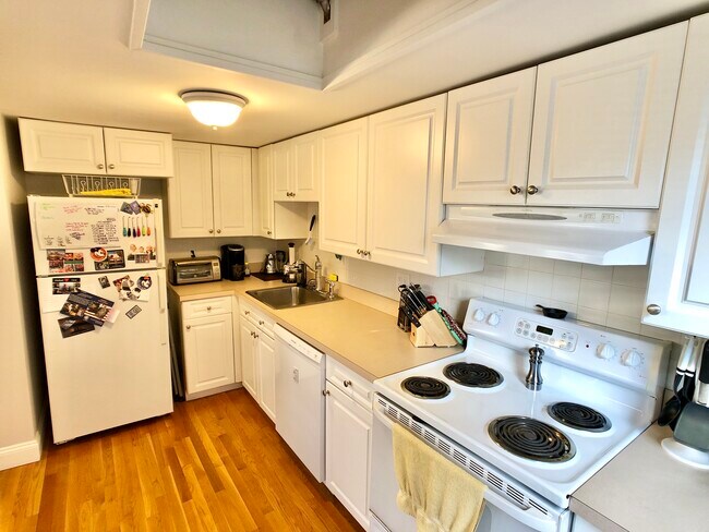 Building Photo - 592 Centre St