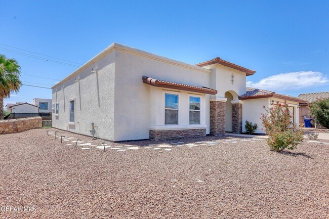 Building Photo - 5601 Valley Maple Dr