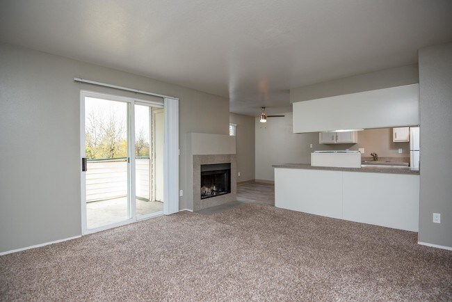 Gresham Park Apartments | Sala de estar - Willow Park Apartments