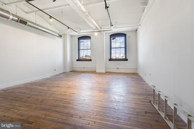 Building Photo - 1853 N Howard St