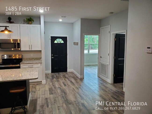 Foto del edificio - Contemporary 3 Bedroom, 2 Bath Orange City...