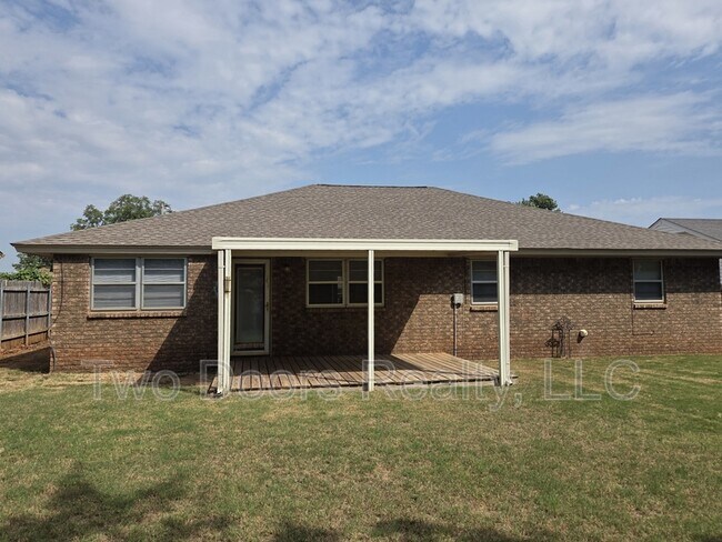 Building Photo - 904 E Hills Dr