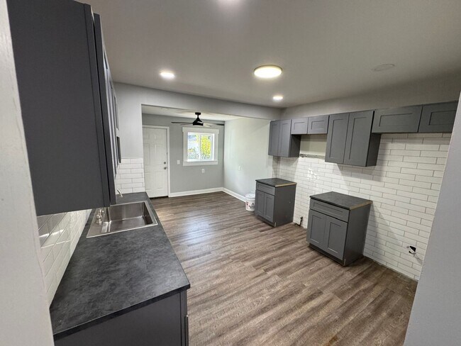 Building Photo - 384 Clarendon Ave