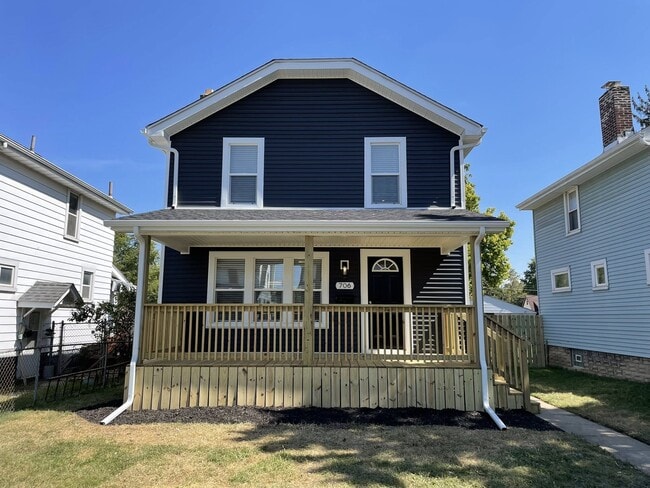 Building Photo - 706 S Richardson Ave