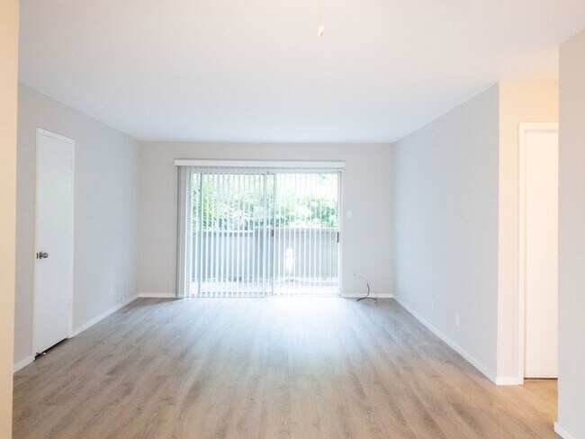 Building Photo - 2BD 1BA Renovated Unit! Parking! Storage! ...