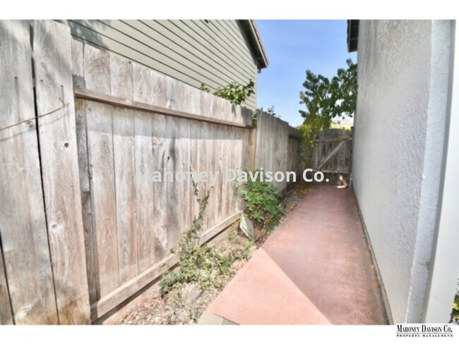 Building Photo - 1919 Lansdowne Way