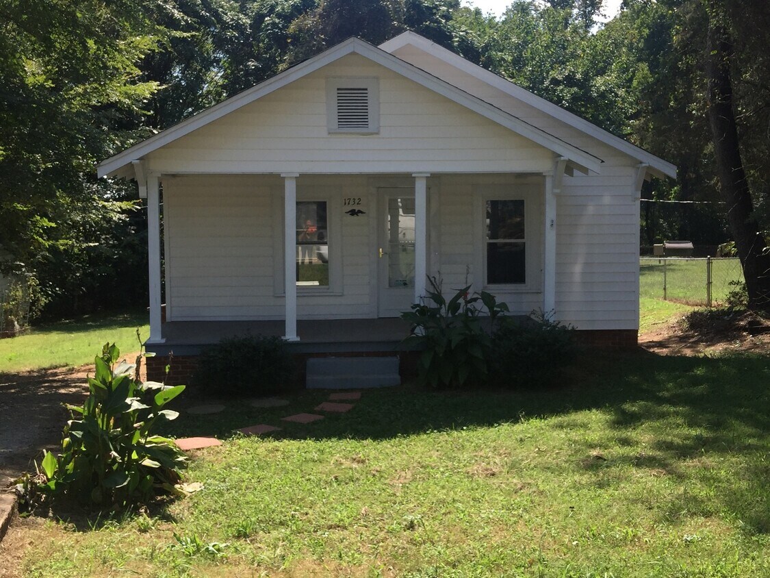 Foto principal - Adorable 2BR Home with Rocking Chair Front...