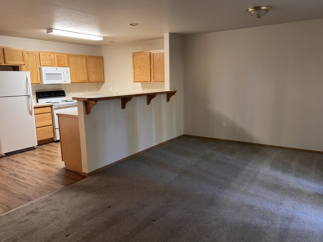 living room and kitchen - 5541 Glenridge Way